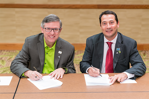 Jeff Thomson and Edmir Carvalho signing a new Memorandum of Understanding to support the management accounting profession.